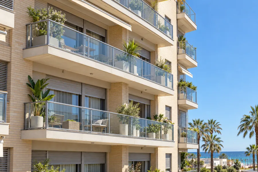 Bloque de pisos de Gavà con persianas enrollables en todas las ventanas
